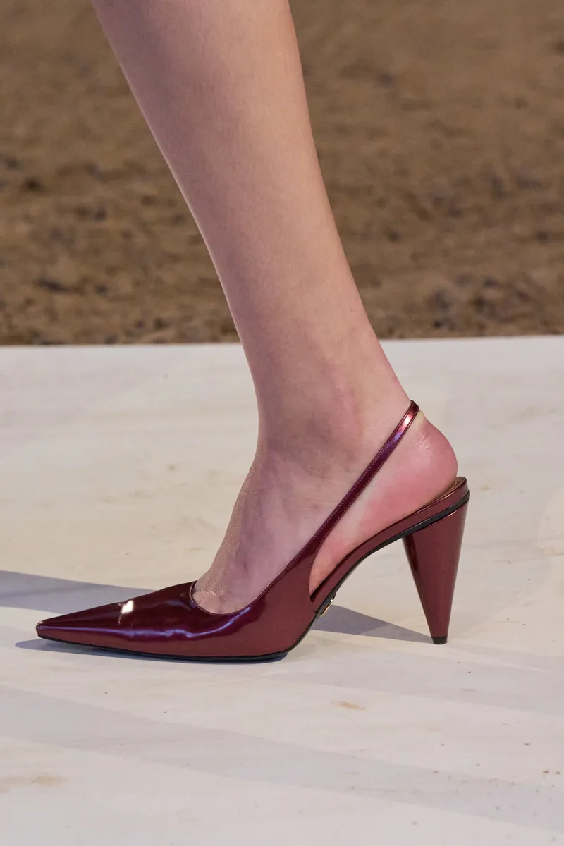 Бордовые слингбэки на остром каблуке на показе Stella McCartney