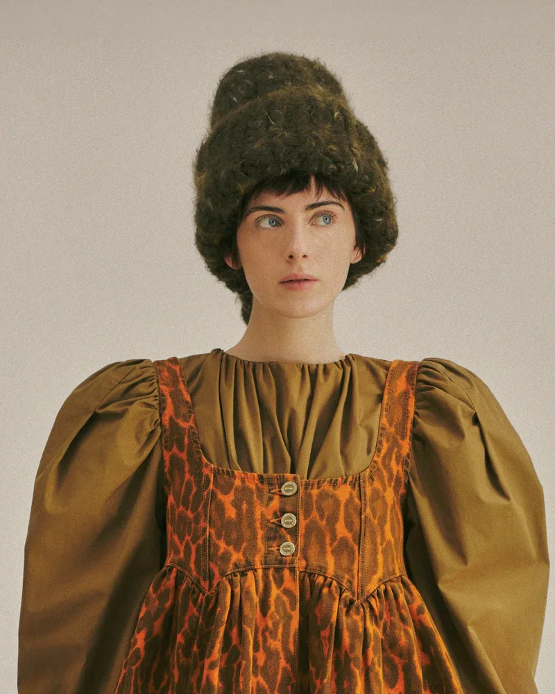 Высокая оливковая вязаная шапка с горчичным платьем